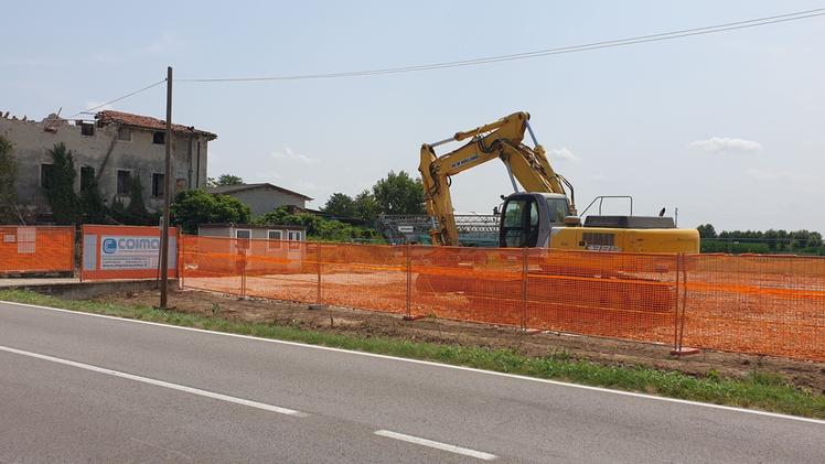 I lavori per la costruzione della pista lungo via Camisana (Foto Marini)