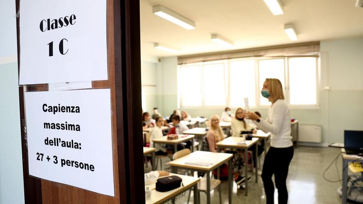 Un'insegnante durante una lezione in una recente immagine d'archivio (Foto ANSA/NICOLA FOSSELLA)
