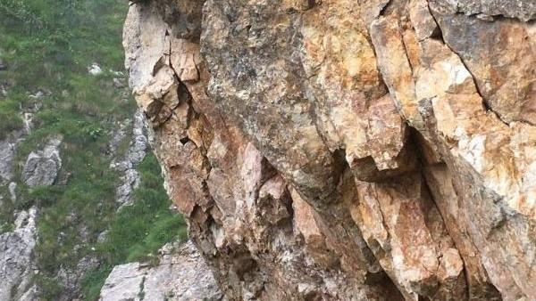 Lo sperone di roccia crepato: avviata un’indagine