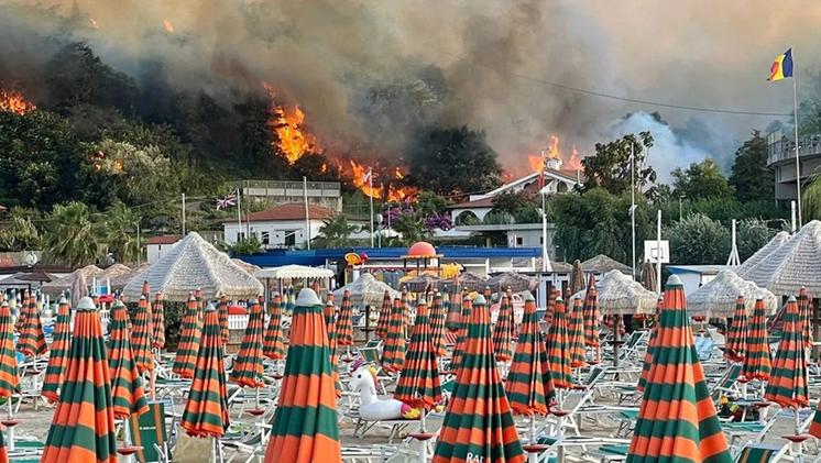 Un’immagine, presa dalla spiaggia, del terribile incendio che ha devastato la pineta dannunziana a sud di Pescara