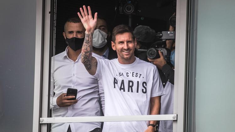 L'arrivo di Messi all'aeroporto di Parigi (Foto EPA/CHRISTOPHE PETIT TESSON)
