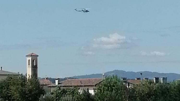 L'elicottero in volo, stamattina, sopra strada Marosticana per rintracciare il fuggiasco