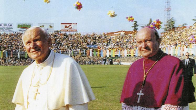 Papa Giovanni Paolo II e il vescovo Nonis con i giovani allo stadio Menti (foto archivio GdV)