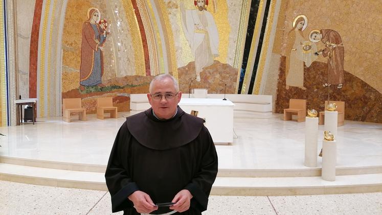 Padre Alfonso Cracco nella nuova chiesa della Pieve. M.P.