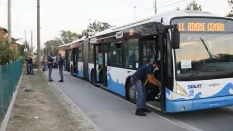 L'autobus della linea 11 a Rimini dove l'uomo ha ferito 5 persone (Foto ANSA/www.altarimini.it)
