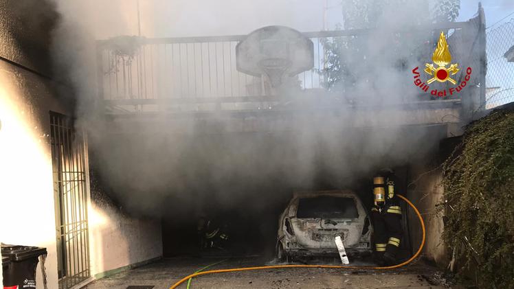 Una delle auto distrutte dall'incendio scoppiato a Marano Vicentino