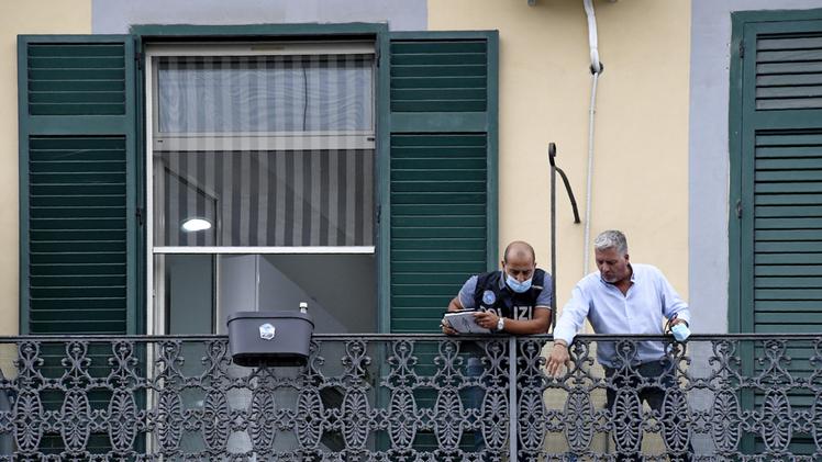 Agenti di Polizia sul balcone del palazzo in via Foria a Napoli (Foto Ansa/Ciro Fusco)