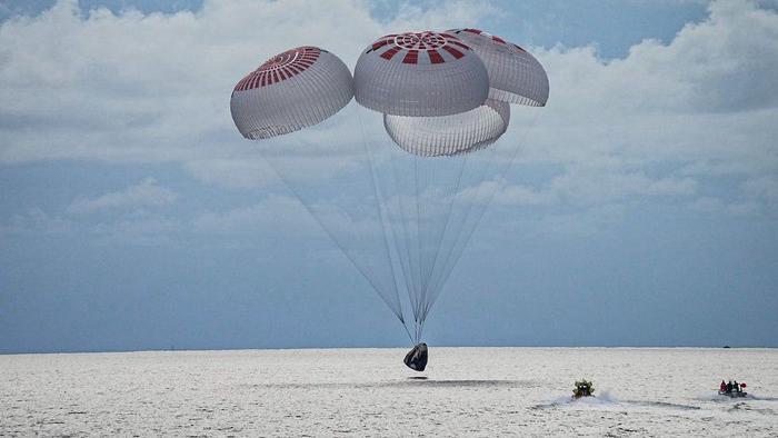 L'ammaraggio della capsula Crew Dragon che ha concluso la missione Inspiration4 (fonte: Inspiration4 / SpaceX)