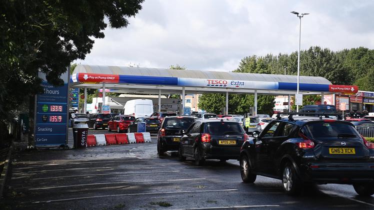 In Regno Unito lunghe code ai distributori di benzina (Foto EPA/NEIL HALL)