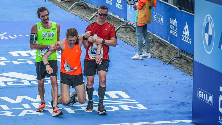 Barnaba Barcellona (Vi Marathon) sorregge il runner stremato