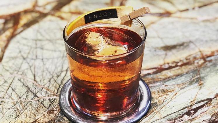 Un Old Fashioned cocktail (Foto Fb @bartendersacademy.it)