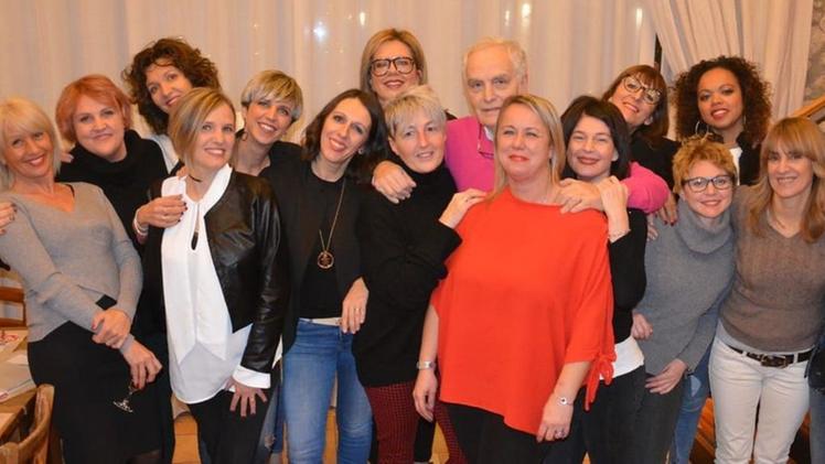 Gruppo di socie  di “Donato e Annalisa” nella foto scattata a dicembre 2018 con il fondatore Donato Bardin che ha ceduto loro l’attività