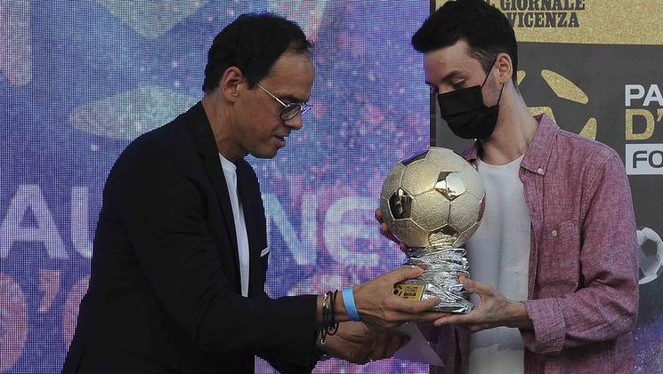 Pallone d'oro, Marco Carlotto premiato da Paolo Bedin, dg del Vicenza