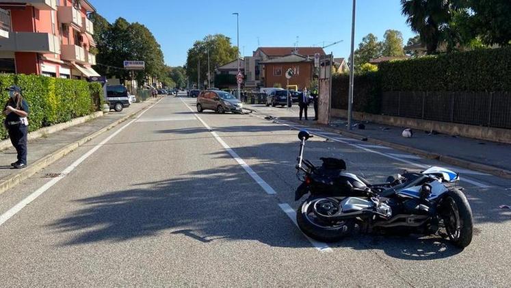 La moto dell'agente di polizia locale di Padova sul luogo del tragico incidente (Foto Il Mattino di Padova)