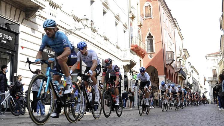 Il Giro del Veneto sfila in corso Palladio, la storica competizione ha attirato la curiosità e il tifo del pubblico vicentino