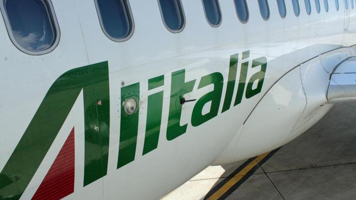 Un aereo Alitalia in sosta all'aeroporto Leonardo da Vinci, Fiumicino, in una foto di archivio Ansa
