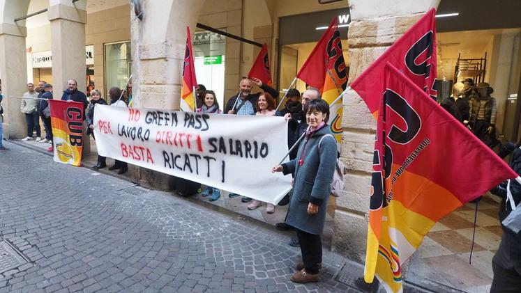 La protesta dei lavoratori "no pass" davanti al municipio di Vicenza (Colorfoto)