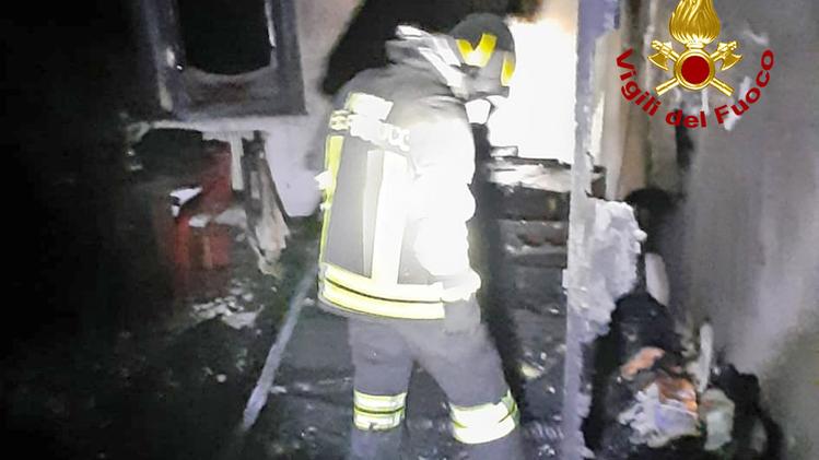 Le operazioni di spegnimento delle fiamme nell'appartamento andato distrutto nella notte ad Arzignano (Foto Vvff)