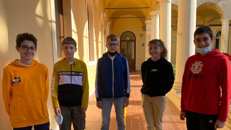 I 5 studenti della Giuriolo che hanno disputato le finali dei Giochi matematici, Jacopo Bigolin (il primo da sinistra) ha vinto la coppa