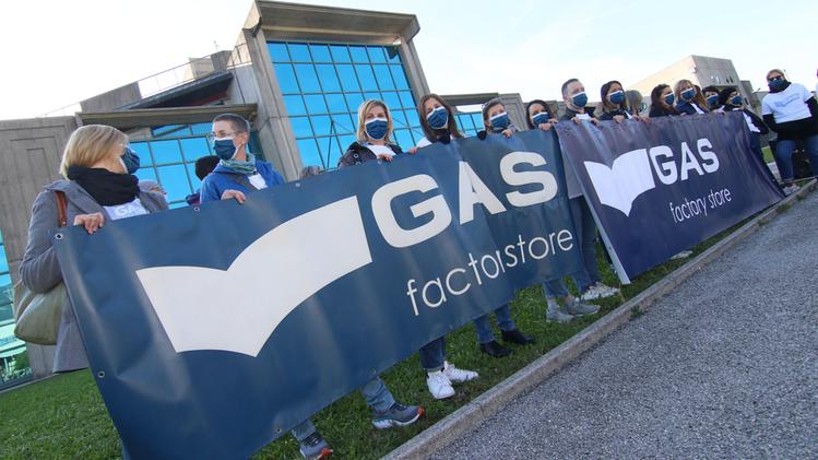 La manifestazione dei dipendenti di Gas Jeans venerdì mattina davanti al quartier generale di Chiuppano. FOTO STUDIOSTELLA