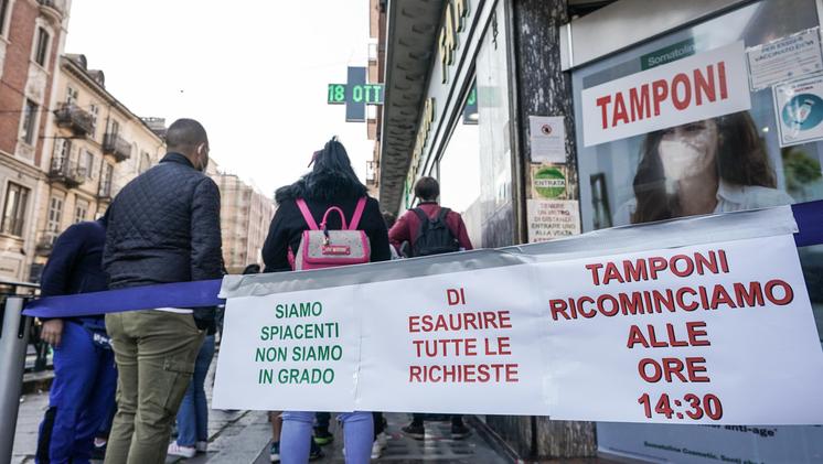 Gente in fila per sottoporsi al tampone anti-Covid (foto Ansa/Tino Romano)