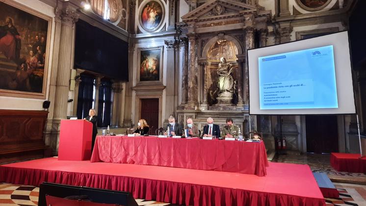 Il tavolo dei relatori del Convegno sul Covid con la presenza del presidente dell’Istituto superiore di sanità, Silvio  Brusaferro (Cri.Gia)