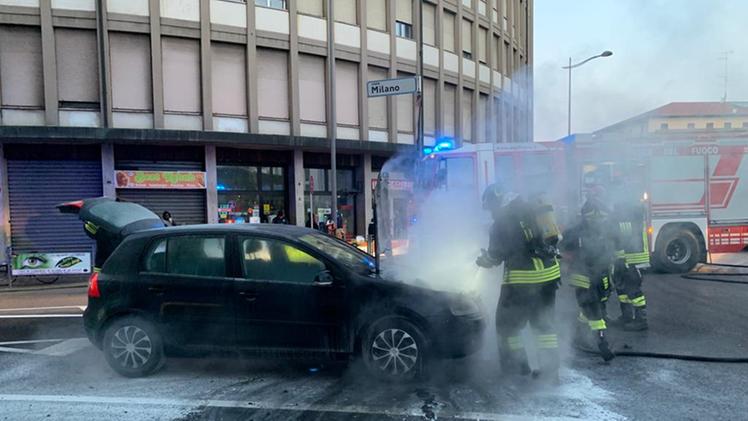 Incendio in viale Milano (Foto Giovanni Roca)