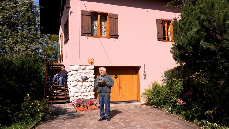 Bepi De Marzi davanti alla casa di Rigoni Stern in Val Giardini