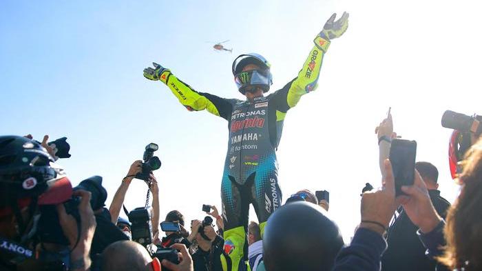 Il saluto di Valentino Rossi a Valencia (Foto Ansa/Afp)
