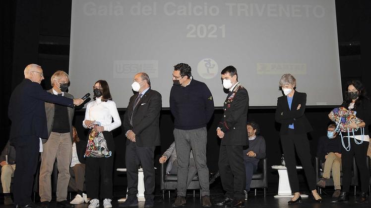 Un vincente Paolo Zanetti premiato dal direttore dell’Aic, Gianni GrazioliGli studenti I ragazzi hanno scritto dei temi sullo sport e la società   TROGU