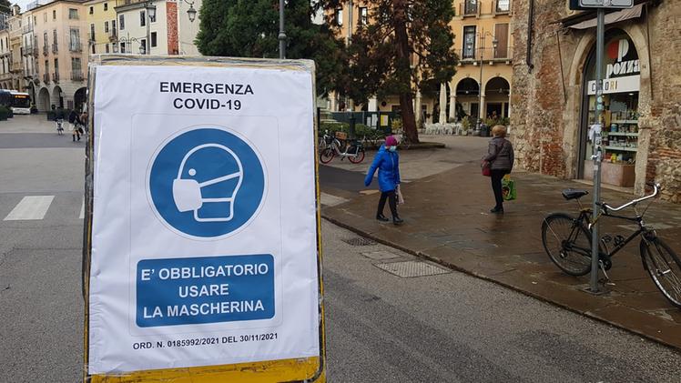Da oggi entra in vigore l'obbligo di indossare la mascherina all'aperto a Vicenza (Colorfoto / Francesco Dalla Pozza)