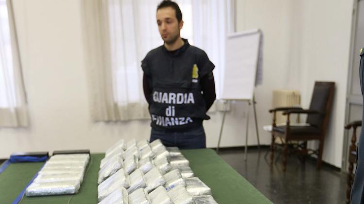 Cocaina sequestrata nel corso di un’indagine compiuta dalla Guardia di finanza (Foto Archivio)