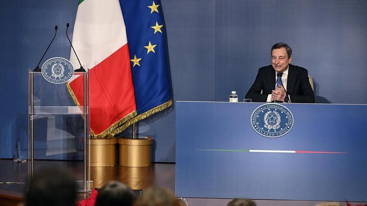 Il premier Draghi durante la conferenza stampa di fine anno (foto ANSA/RICCARDO ANTIMIANI)