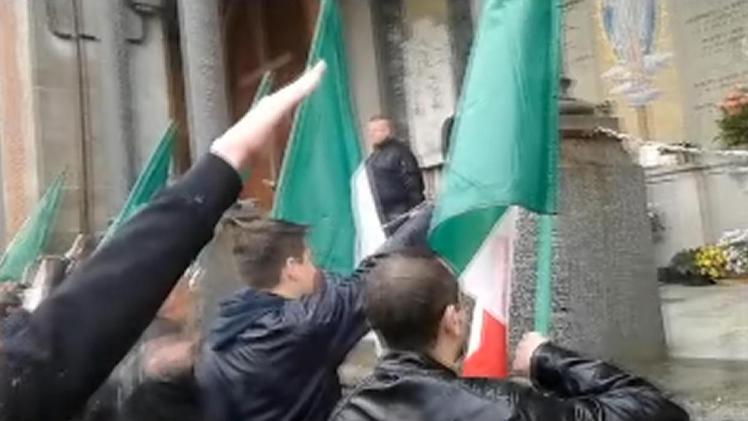 Una manifestazione di nostalgici del fascismo con il saluto romano (Foto Archivio)