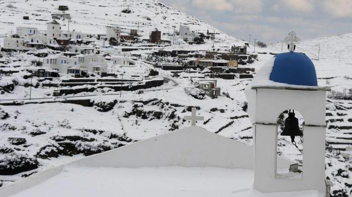 Mykonos ed altre isole delle Cicladi si sono svegliate stamane coperte dalla neve