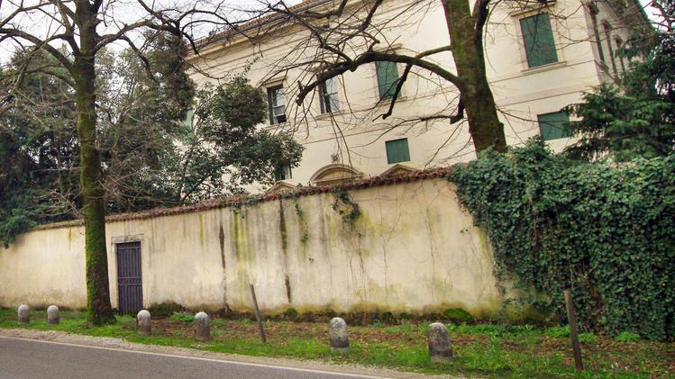 Villa Velo Scroffa Guardini, una sorta di museo con un grande parco secolare destinato alla vendita