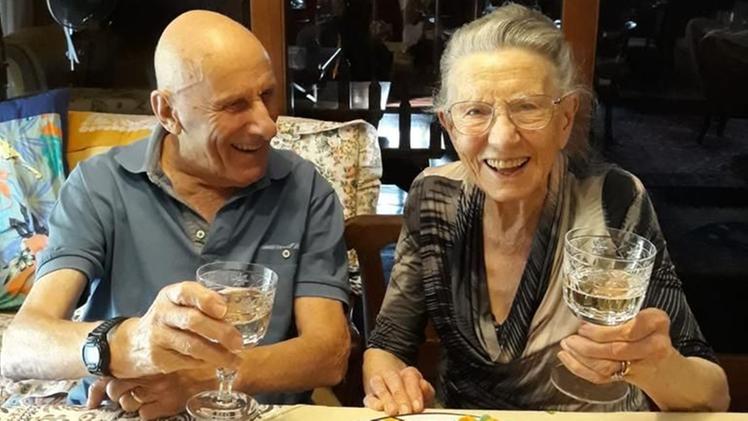 Una foto di Pietro Morisani e Livia Todesco mentre festeggiano sorridenti