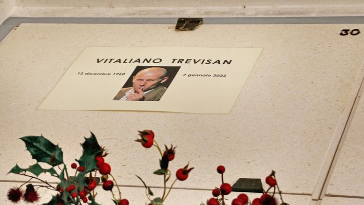Le ceneri di Vitaliano Trevisan tumulate nel cimitero di Sandrigo (FOTO STUDIO STELLA)