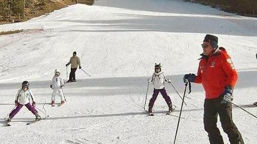 Scuola di sci domenica scorsa sulla pista delle Melette. FOTO RIGONI