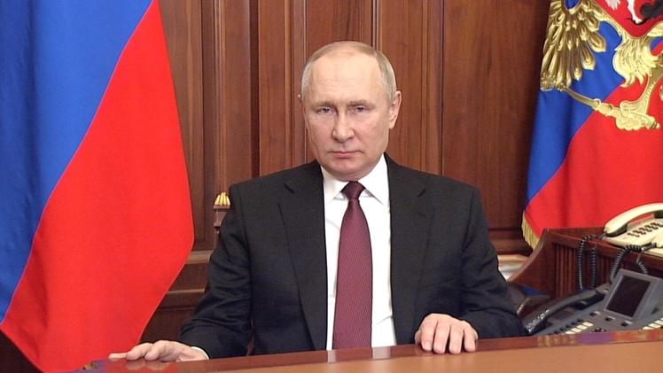 Putin durante il messaggio in tv (Foto EPA/RUSSIAN PRESIDENT PRESS SERVICE)