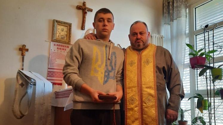 Il giovane Dmitr con padre Vasyl che l’ha benedetto poco prima della partenza per l’Ucraina