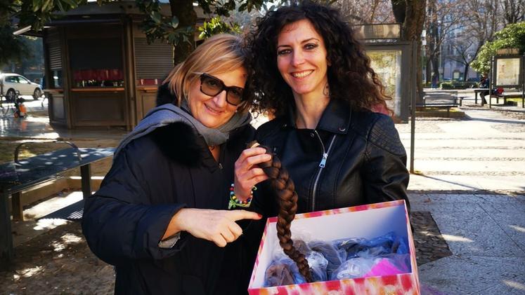 La parrucchiera Elisa Martini (a destra) con la presidente dell’associazione “La cura sono io” (Foto Dal Maso)