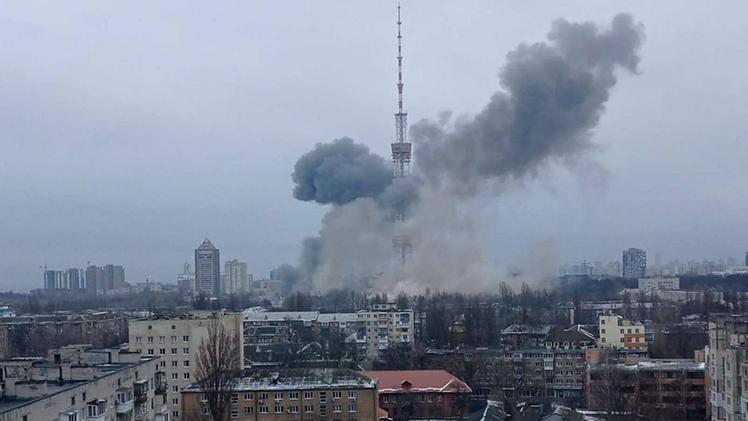 Le forze armate russe hanno colpito la Torre della tv di Kiev. I canali televisivi hanno smesso di trasmettere pochi minuti fa