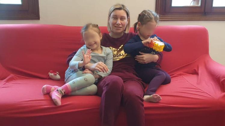 Maria e le figlie: l’ex bimba di Chernobyl è tornata dalla famiglia che l’aveva accolta negli anni Novanta