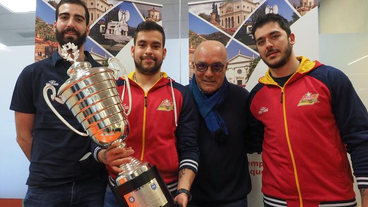 Il presidente dell'Asiago Hockey Piercarlo Mantovani con Marco Magnabosco, Lorenzo Casetti e Simone Olivero (Foto COLORFOTO/DALLA POZZA)