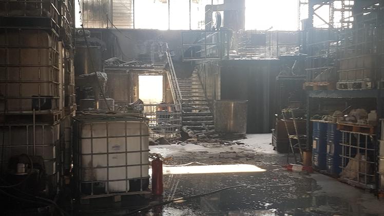 Il capannone dell'azienda danneggiato dall'incendio (Foto Cariolato)
