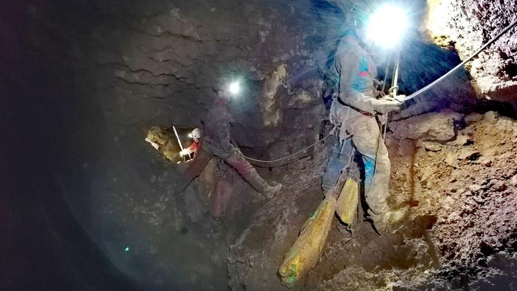 La cavità carsica è stata scoperta per caso nel quartiere Zonati, si sviluppa per 100 metri ed è profonda oltre 30 (Foto ROMANO GRANDI)
