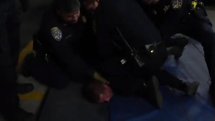 Edward Bronstein bloccato dai poliziotti in un frame del video