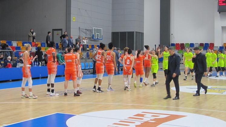 Addio Final four Un duello tra Laksa e Conde a Praga davanti al  tecnico del Beretta Famila Dikeoulakos  FOTO FIBA