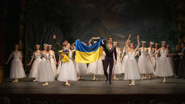 I danzatori dell'Opera Nazionale Ucraina provenienti da Kharkiv, Leopoli, Odessa con la bandiera della loro Nazione aggredita dalla Russia (Foto LUCA ARMELLINI)